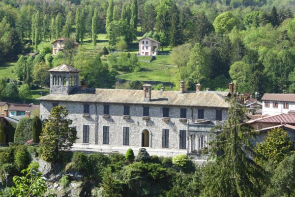 Vista dal belvedere nel parco Val Sanagra sulla Villa Bagatti Valsecchi