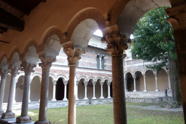 Il suggestivo chiostro dell'abbazia di Piona circondata da bellissime colonnine
