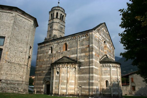 La chiesa romanica Santa Maria del Tiglio a Gravedona