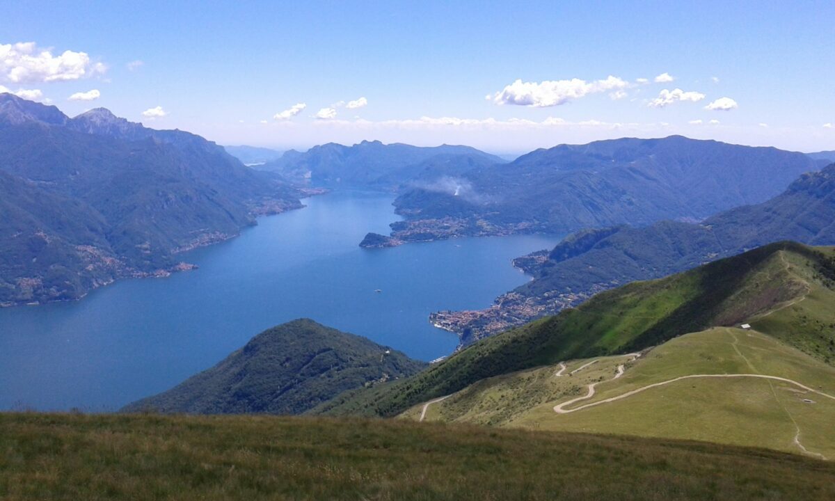 La dorsale erbosa del Bregagno con vista sul Lago di Como