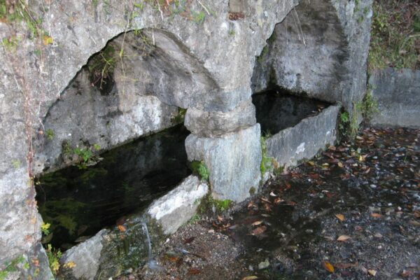 Fontana a arco sulla Via dei Monti Lariani