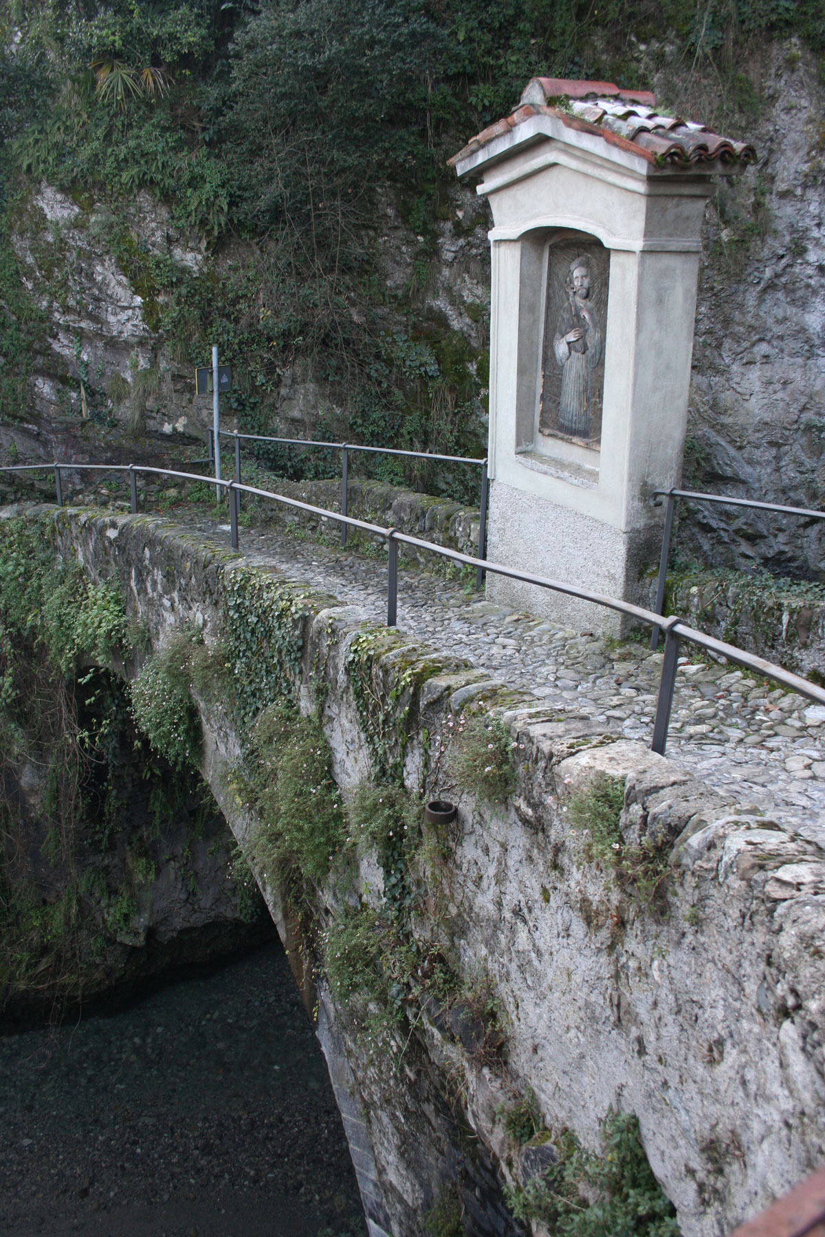 ponte sul fiume Sanagra lungo l'Antica Strada Reginaad