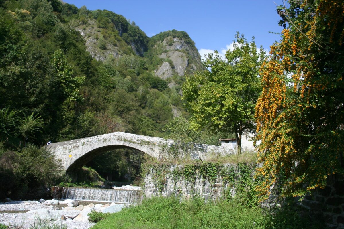 ponte in pietra nel Parco Val Sanagra