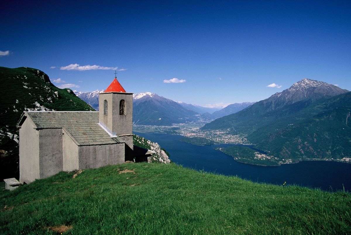The church of San Bernardo from where the Via dei Monti Lariani leads into the Val Albano