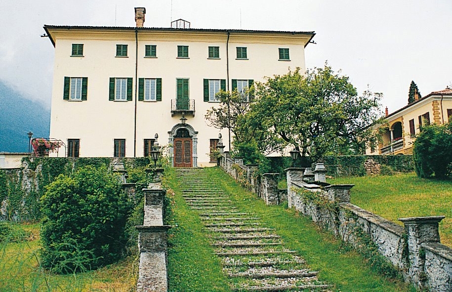 The 18th century Villa Camozzi is the seat of the museum of the Val Sanagra Park