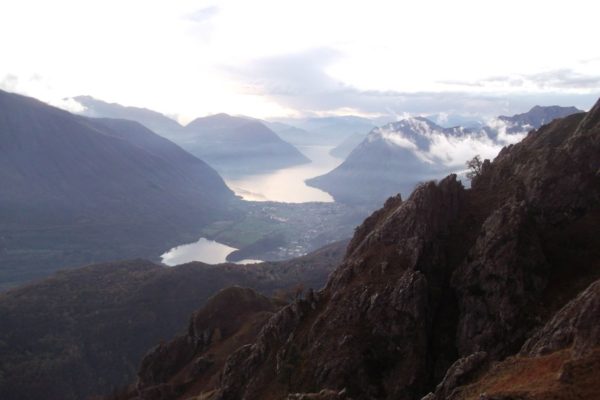 Vista da Monte Grona su Lago di Piano e Lago di Lugano