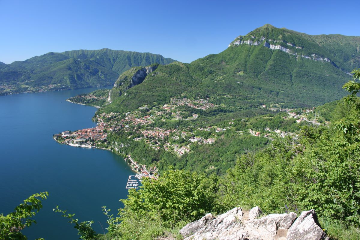 La magnifica vista da San Domenico sul centro lago di Como